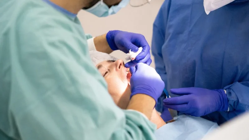 Implanty dentystyczne w UK: Ceny i opcje finansowania